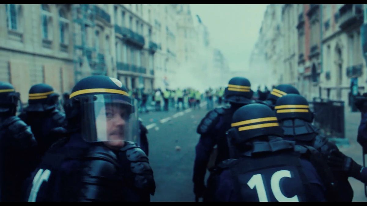 RECENZE: Případ 137 na pozadí protestů žlutých vest prověřuje nevyprovokovaný zásah policie